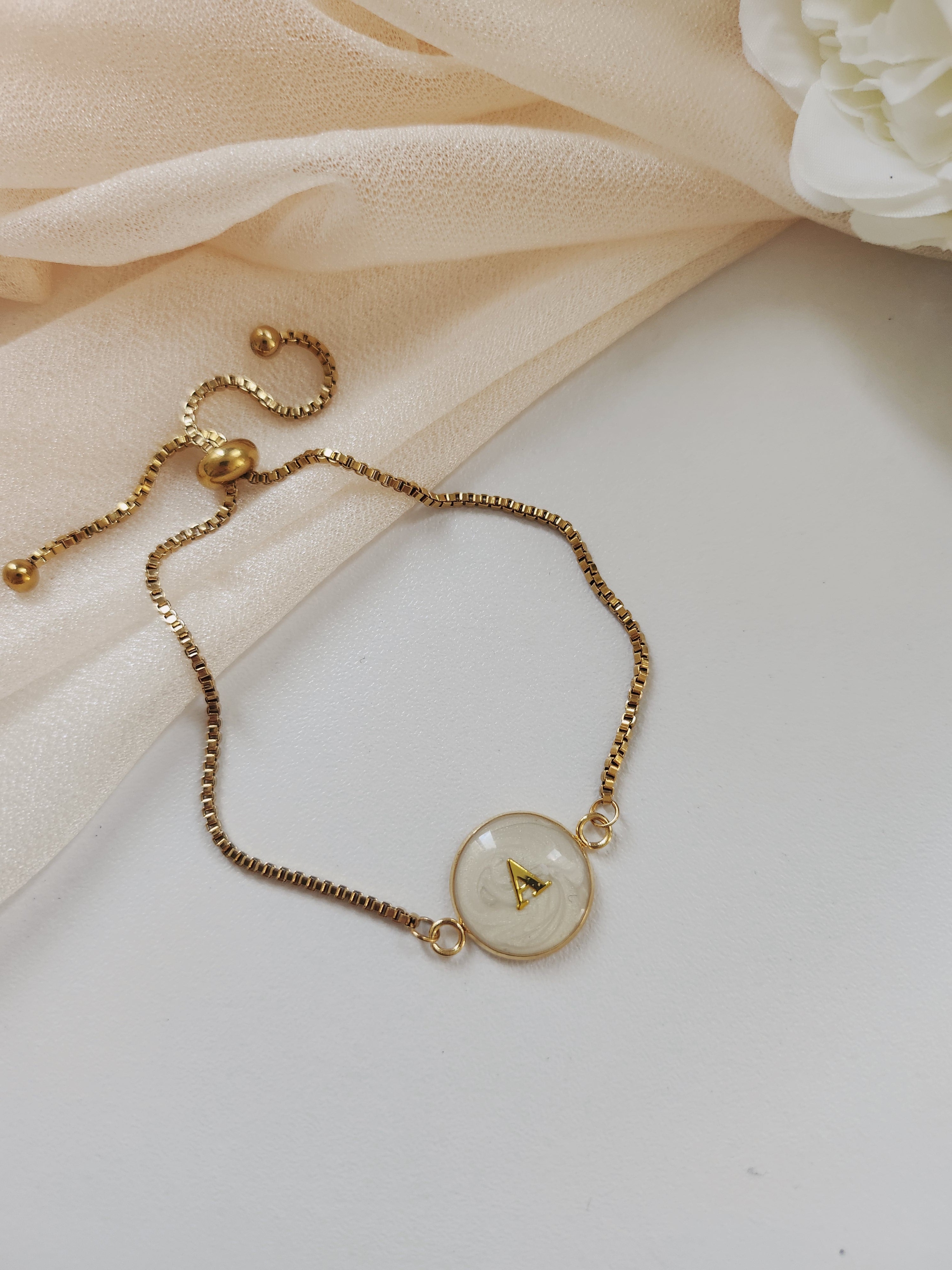 Bracelet initiale nacré (à personnalisé)