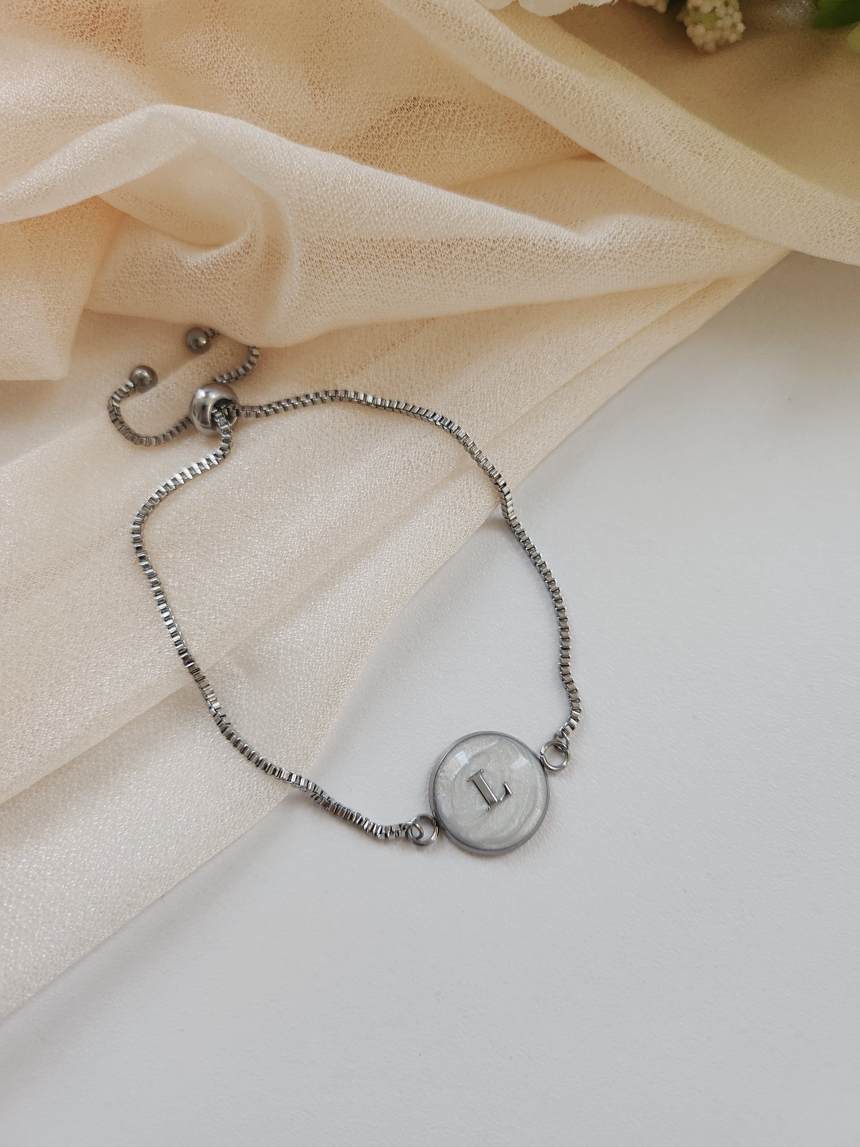 Bracelet initiale nacré (à personnalisé)