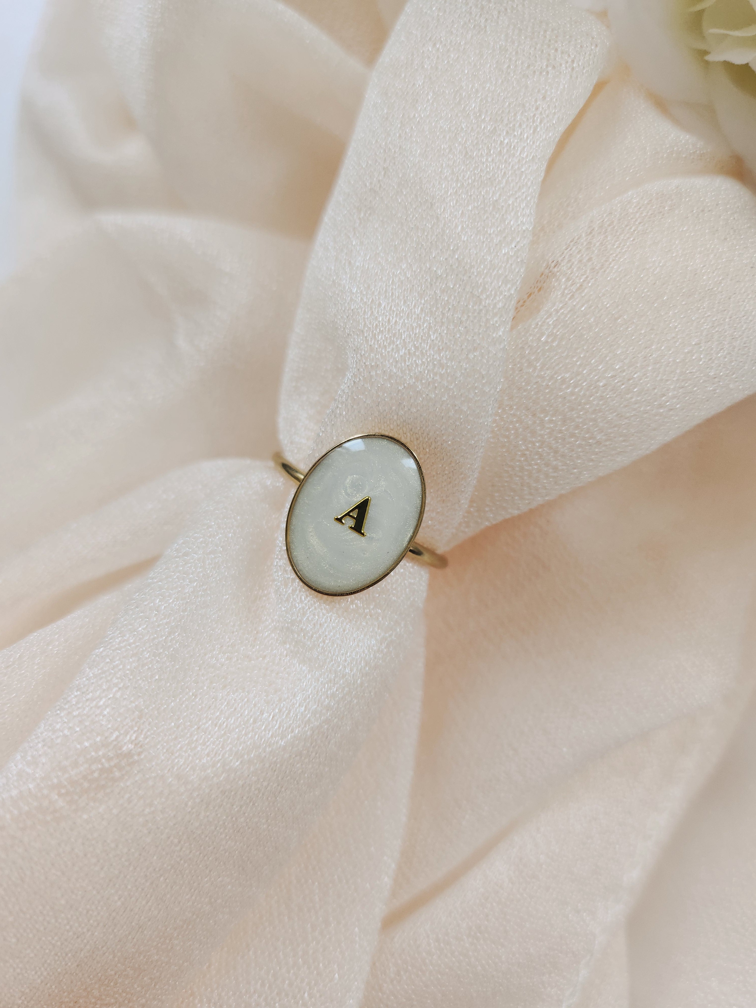 Bague initiale nacré (à personnalisé)