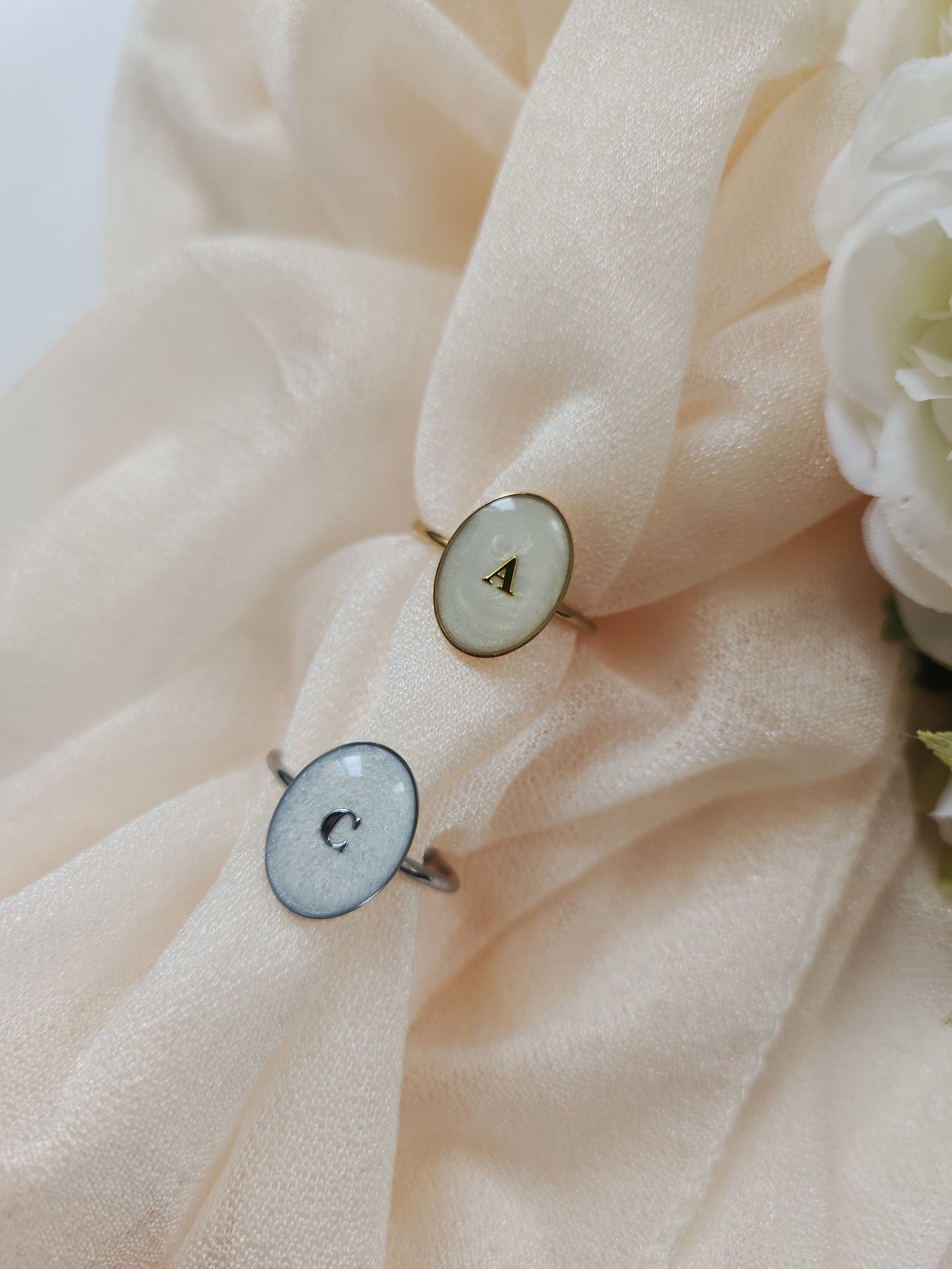 Bague initiale nacré (à personnalisé)