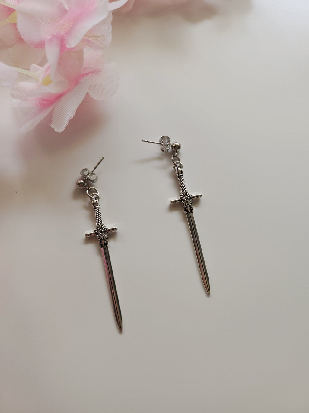 Boucle d'oreille épée