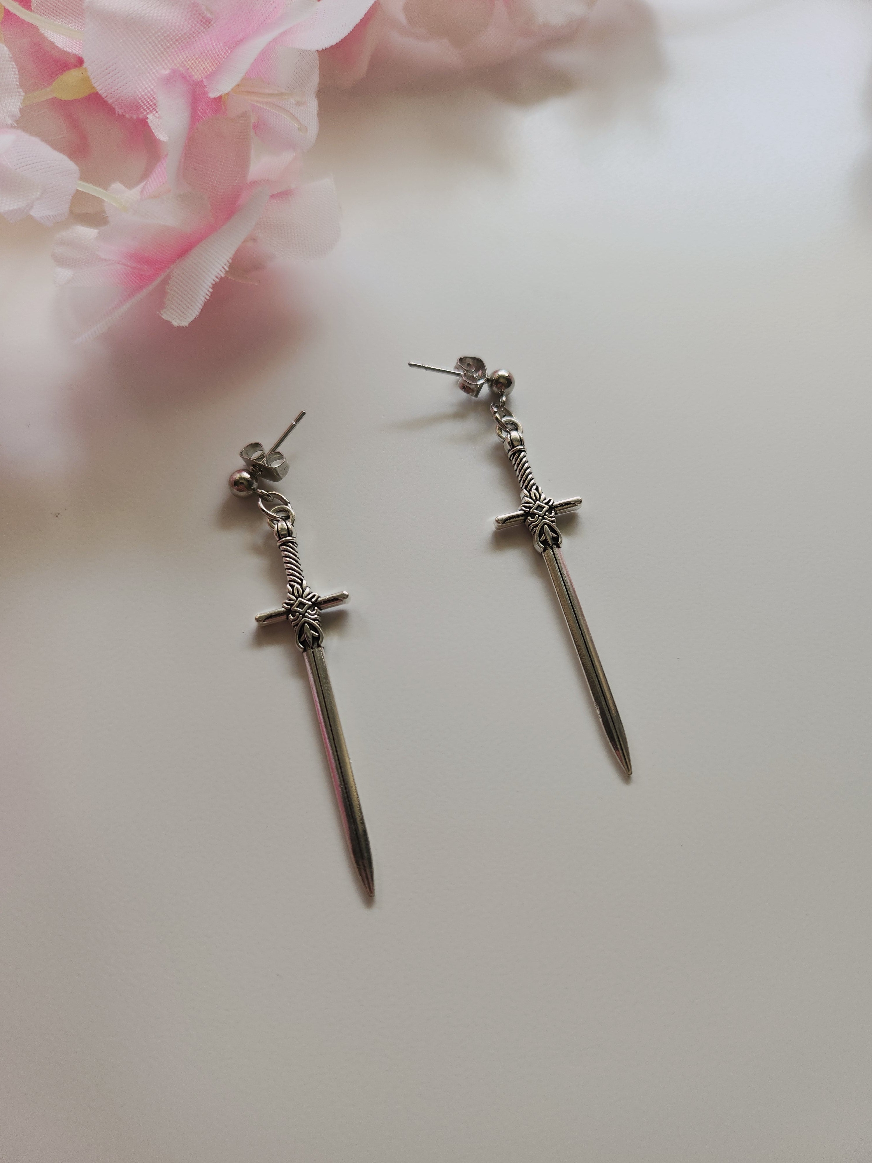 Boucle d'oreille épée
