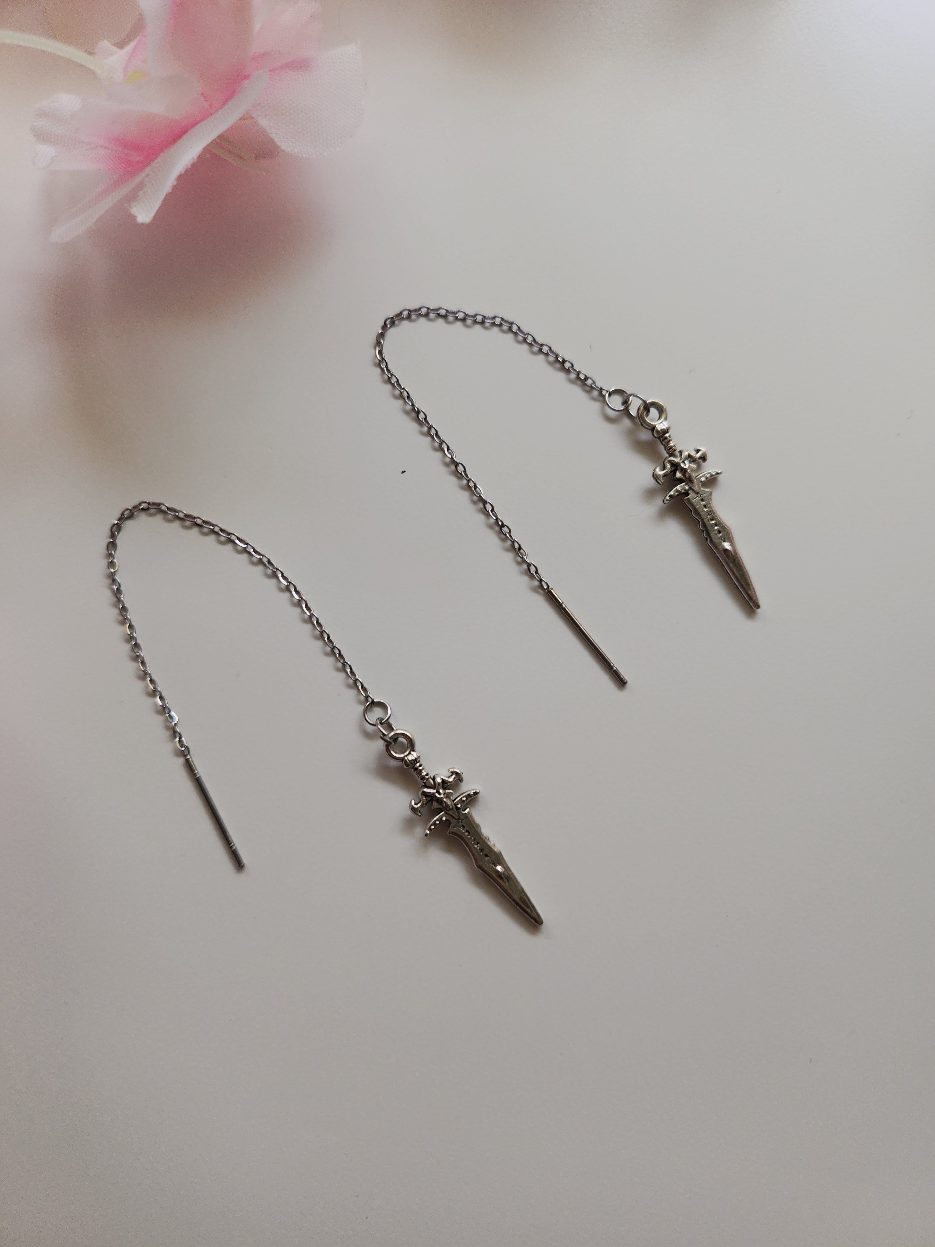 Boucle d'oreille dague chaine
