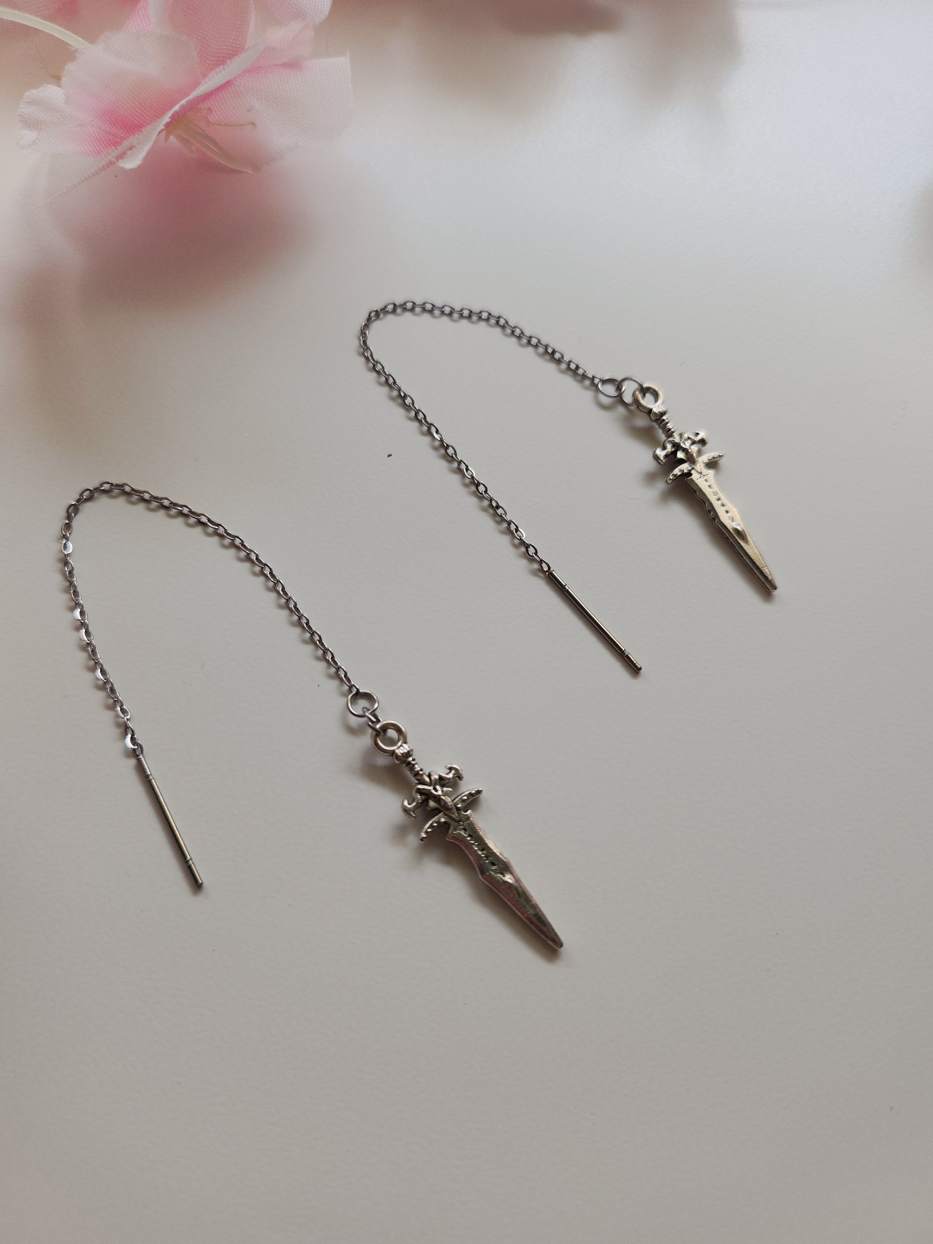 Boucle d'oreille dague chaine