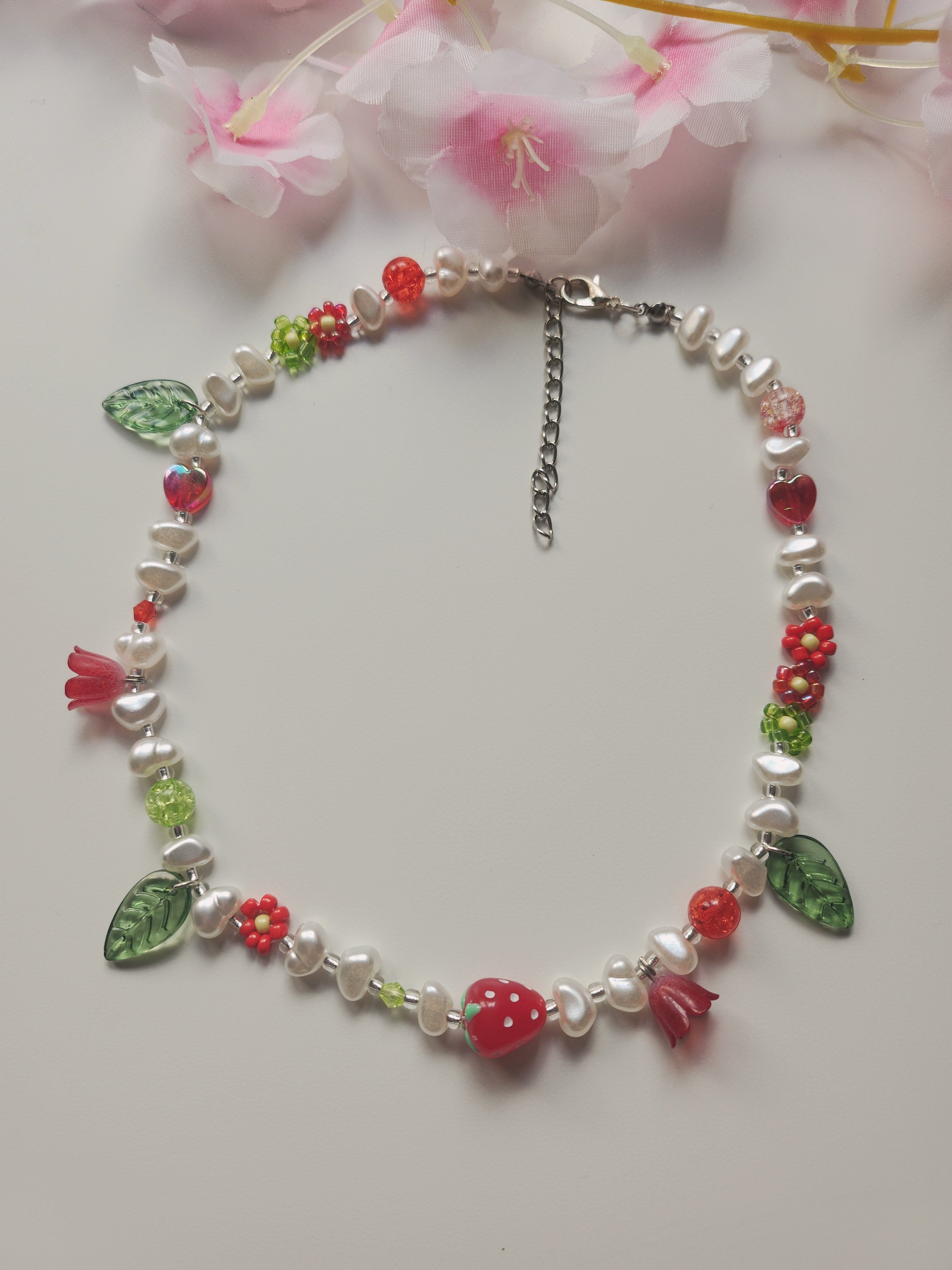 Collier fleur - Rouge & vert - Fraise